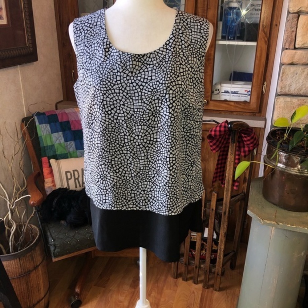 Milano size Medium black and gray sleeveless blouse with longer lining keyhole